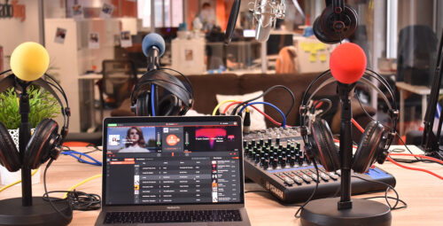 Ein Radiostudio einrichten, um mit mehreren Moderatoren live zu senden